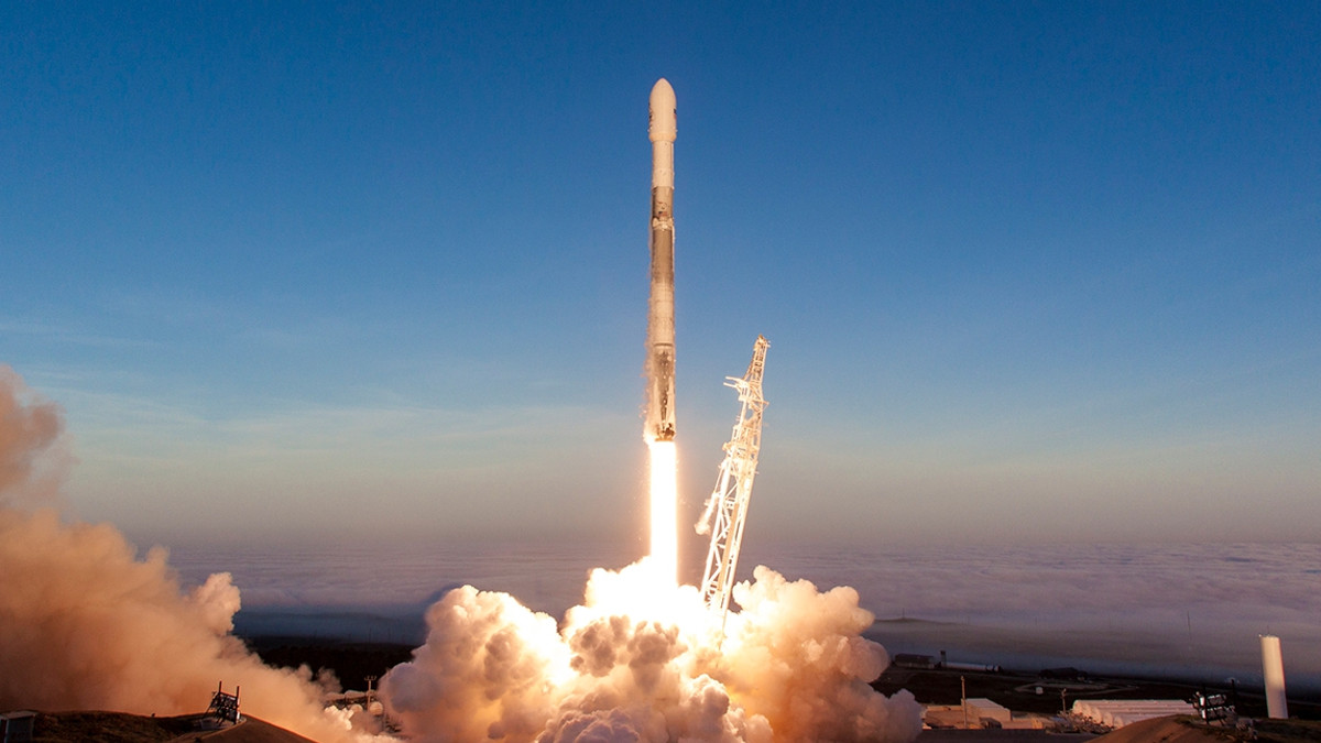SpaceX успішно запустила останню модифікацію ракети Falcon 9 - фото 1