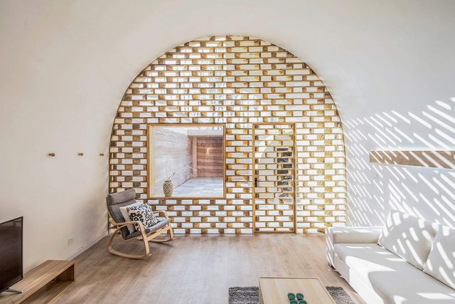 У Китаї звели сучасний печерний будиночок- фото 247501