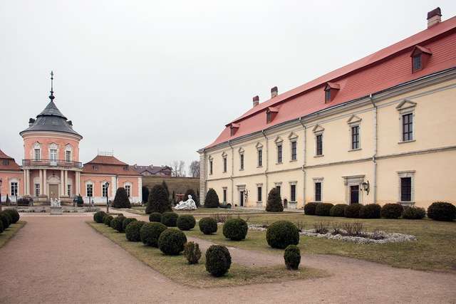 Золочівський замок складається з двох палаців - фото 249657