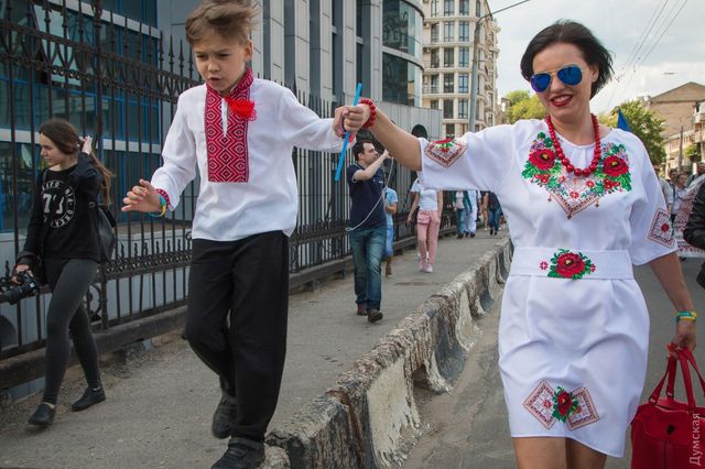 В Одесі пройшов марш вишиванок: яскраві фото - фото 248737