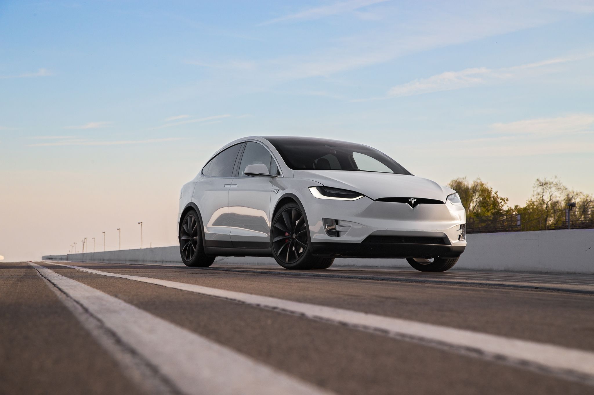 Максимум безпеки: Tesla Model X не змогли перевернути - фото 1