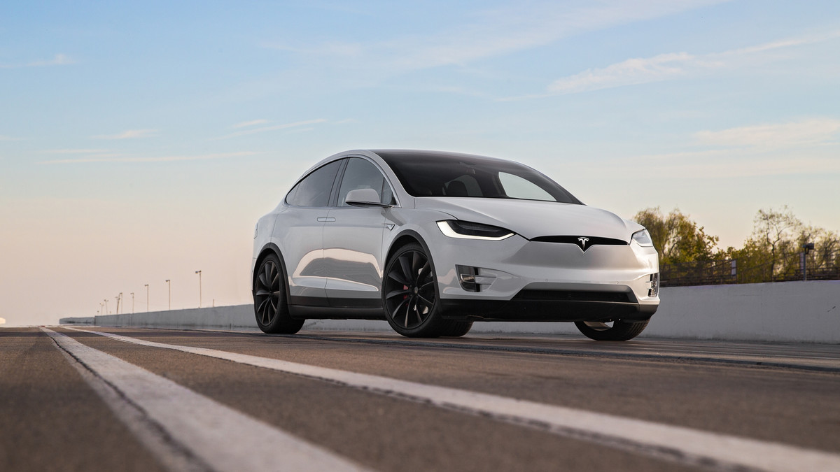 Максимум безпеки: Tesla Model X не змогли перевернути - фото 1