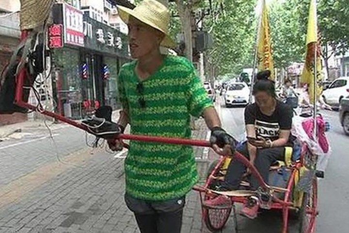 Хлопець 41 день віз дівчину на візку, і ось чому