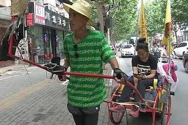 Хлопець 41 день віз дівчину на візку - фото 247562