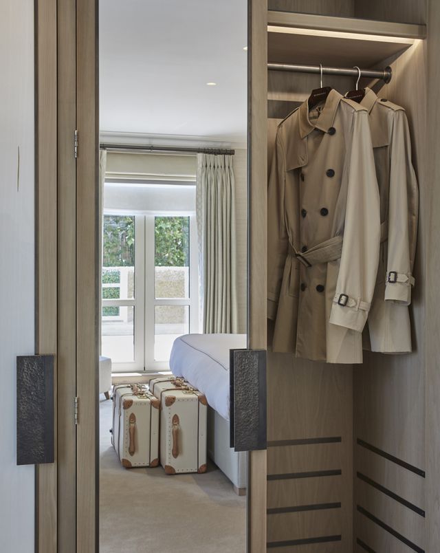 У лондонському готелі клієнтам дають поносити плащі Burberry - фото 250390