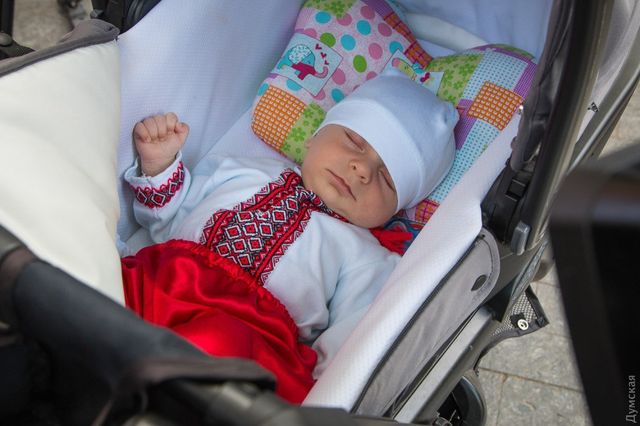 В Одесі пройшов марш вишиванок: яскраві фото - фото 248732