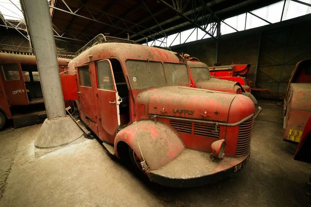 Кладовище пожежних вантажівок у Франції - фото 246218