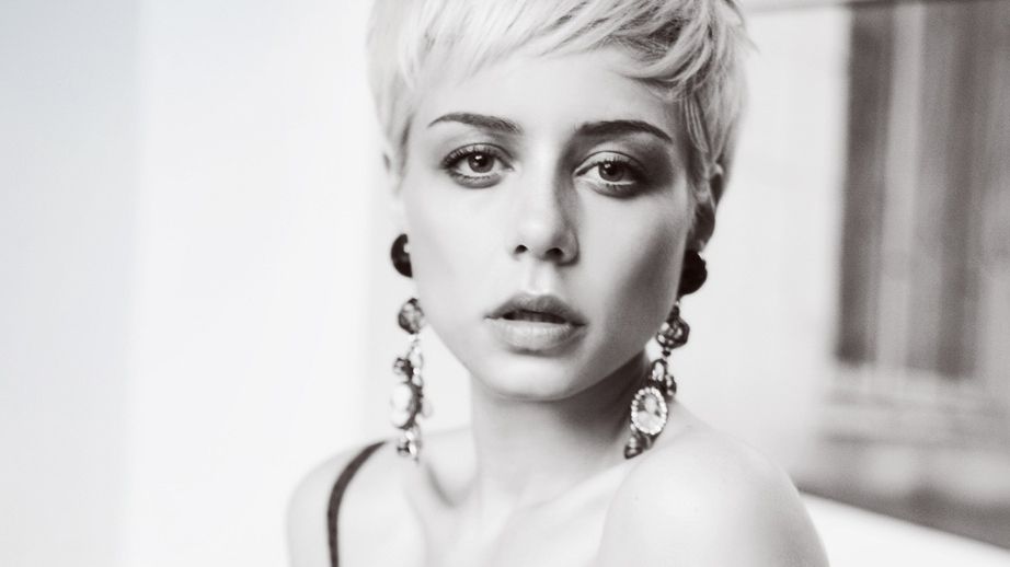 Тіна Кароль показала плаский живіт і пишні груди