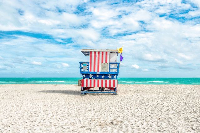 Яскраві кабіни рятувальників на Маямі - фото 247888