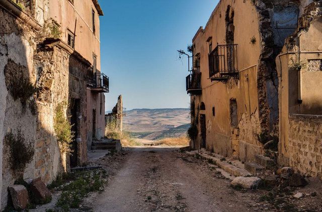 Фотограф показав моторошну красу покинутих селищ- фото 246442