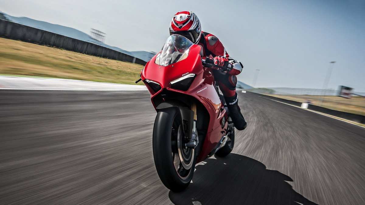 Ducati VS Audi: ефектне відео перегонів дорослих іграшок - фото 1
