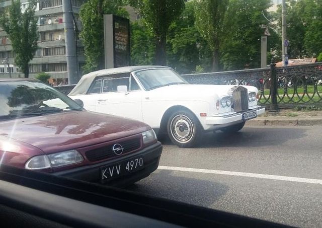 На українських дорогах засвітився раритетний Rolls-Royce- фото 251698