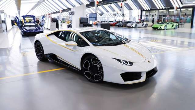 Папа Римський продав на аукціоні свій Lamborghini - фото 247151
