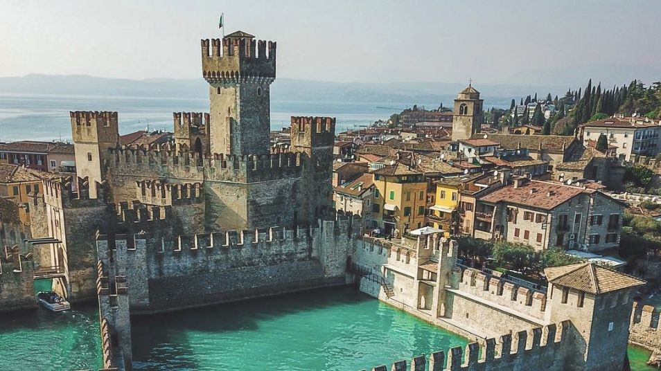 Замки Італії, які варто відвідати: казкові фото