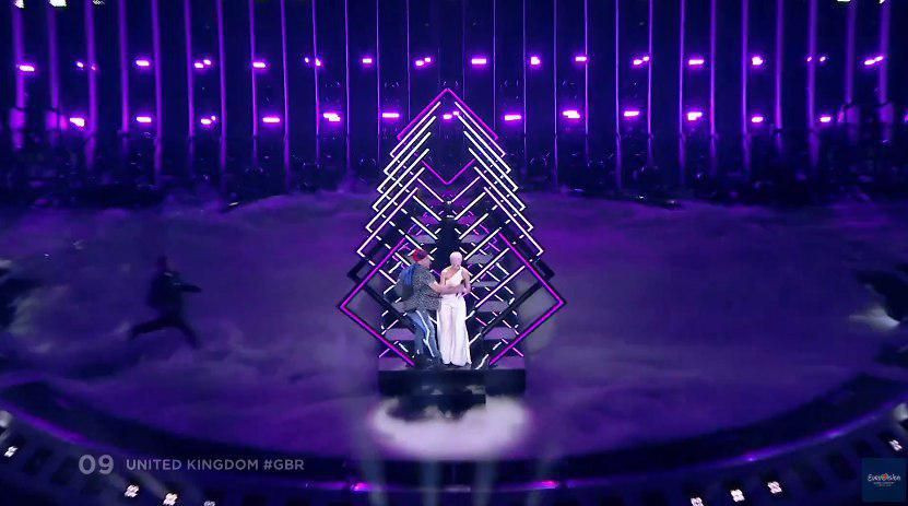 Скандал на Євробаченні 2018: невідомий вибіг на сцену і забрав у співачки мікрофон