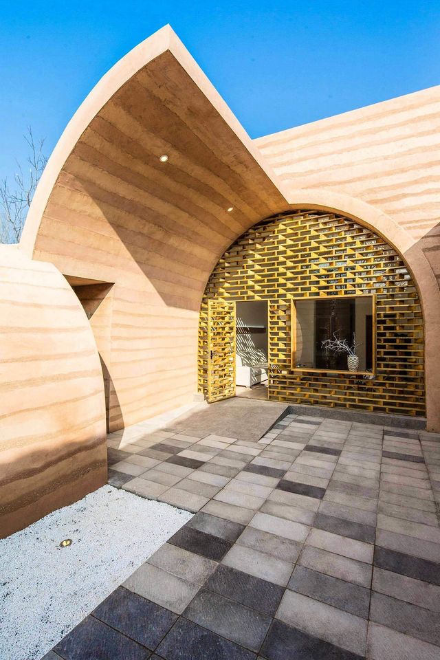 У Китаї звели сучасний печерний будиночок- фото 247509