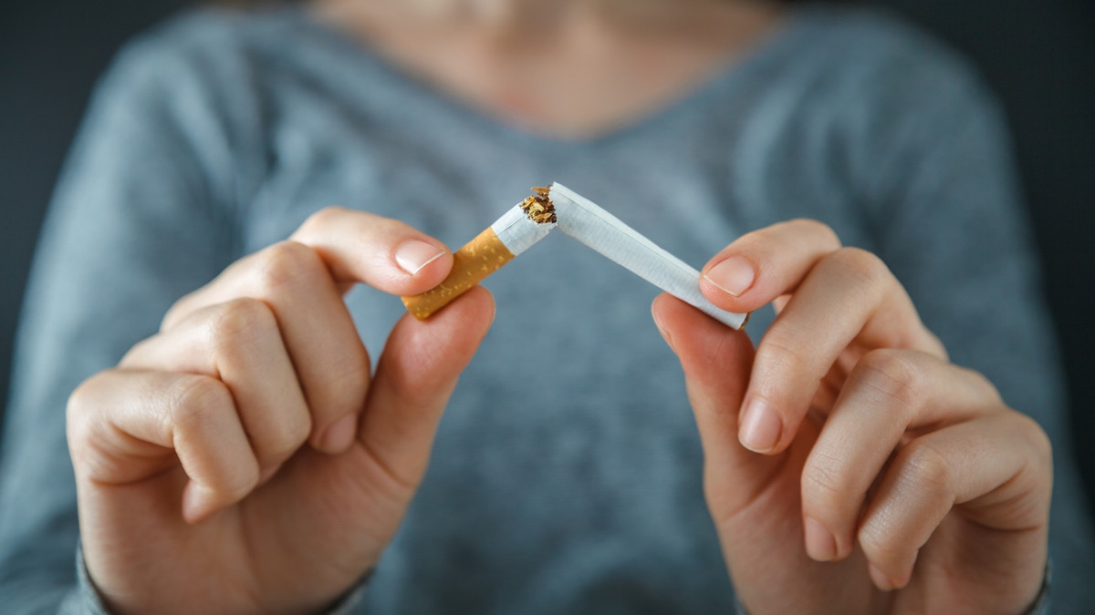 Названа перша у світі країна, в якій заборонено курити на вулиці - фото 1