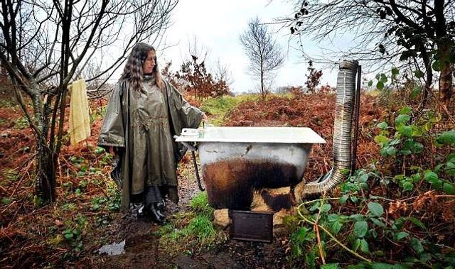 Ця жінка вже 18 років живе в лісі одна- фото 249863