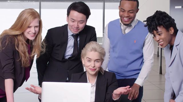 Емілія Кларк відтворила кілька стокових фотографій - фото 250007