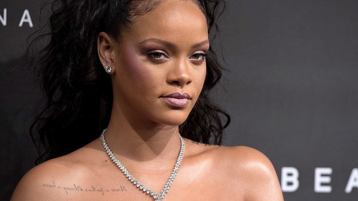 У Голлівуді невідомий пробрався у будинок Rihanna - фото 1