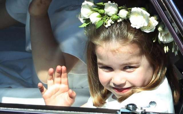 Маленька принцеса Шарлотта відзначилася на королівському весіллі- фото 249342