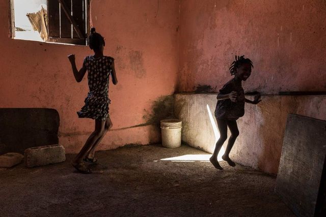 Як виглядає повсякденне життя у нетрях Гаїті- фото 248105