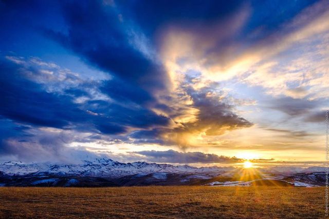 Ельбрус показали у казкових гірських пейзажах- фото 249502