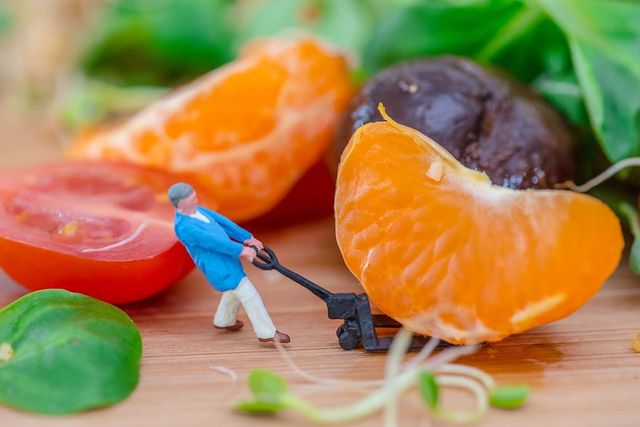 Фотограф створює міні-світ на власному сніданку - фото 249337