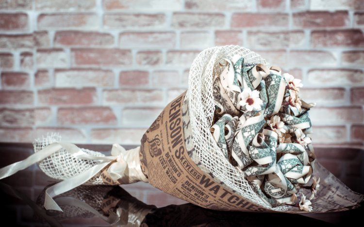 Китаєць подарував дівчині букет з грошей та порушив закон - фото 1