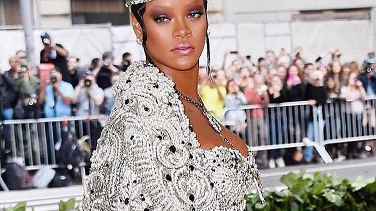 Релігія з модою: Rihanna вразила вбранням на червоній доріжці - фото 1