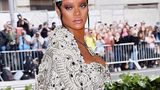 Релігія з модою: Rihanna вразила вбранням на червоній доріжці