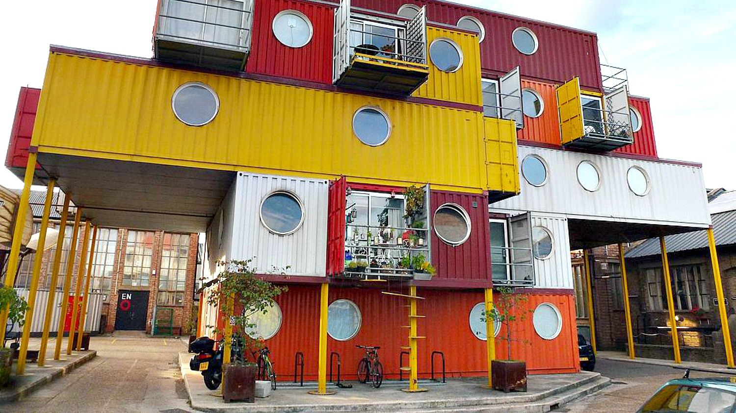 У Нідерландах з морських контейнерів побудували селище