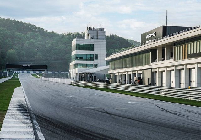 Mercedes-AMG відкрив у Південній Кореї власний гоночний трек - фото 246854
