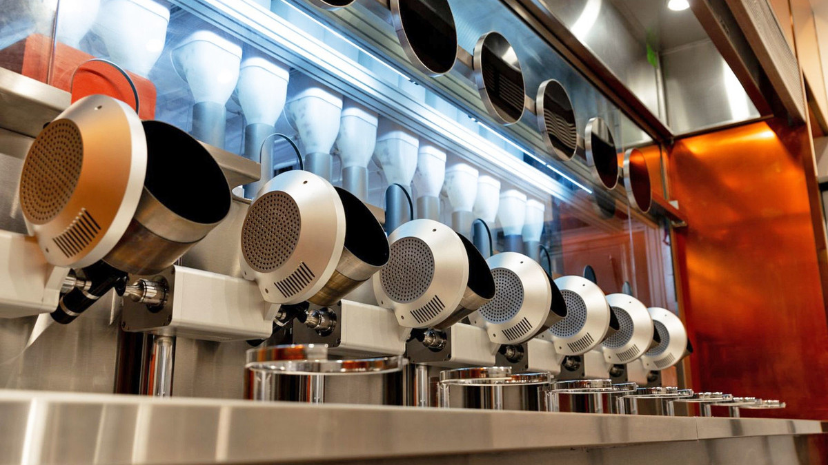 Студенти відкрили перший в світі повністю роботизований ресторан - фото 1