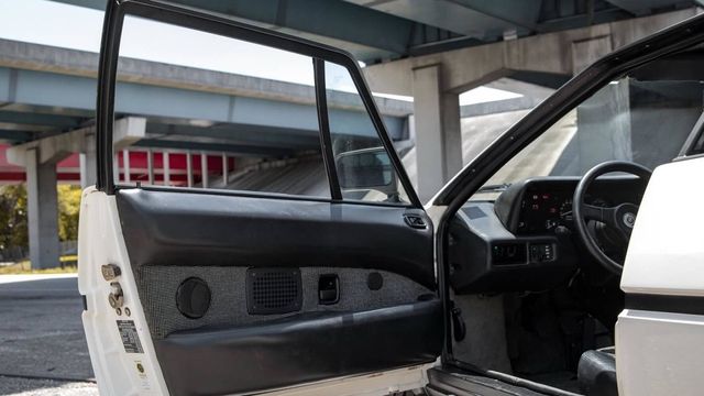 Рідкісний спорткар BMW M1 виставили на продаж - фото 248255