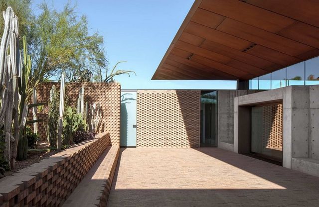 Посеред пустелі у США збудували розкішну віллу - фото 251047