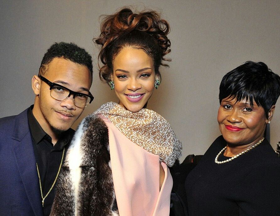 Красива, сильна і скромна: Rihanna показала свою матусю