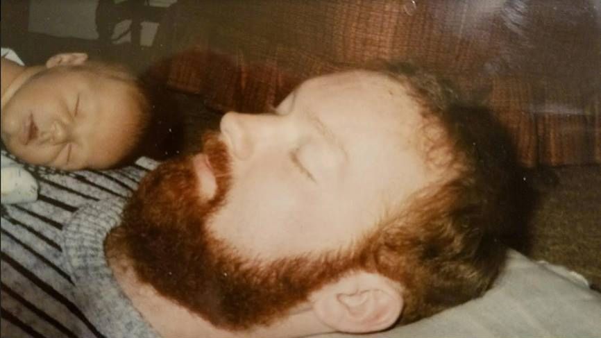 Ідентичні знімки двох батьків стали хітом мережі