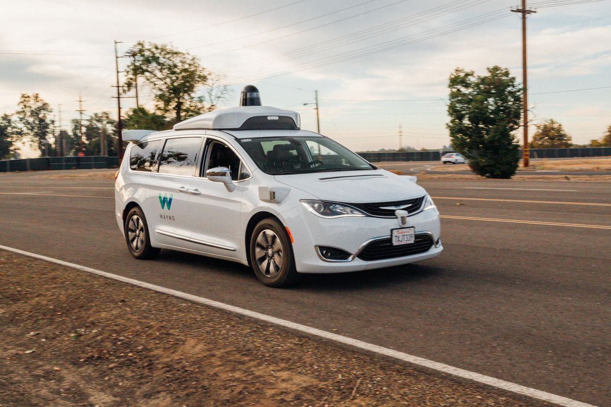 Безпілотний автомобіль Waymo потрапив у ДТП в Аризоні