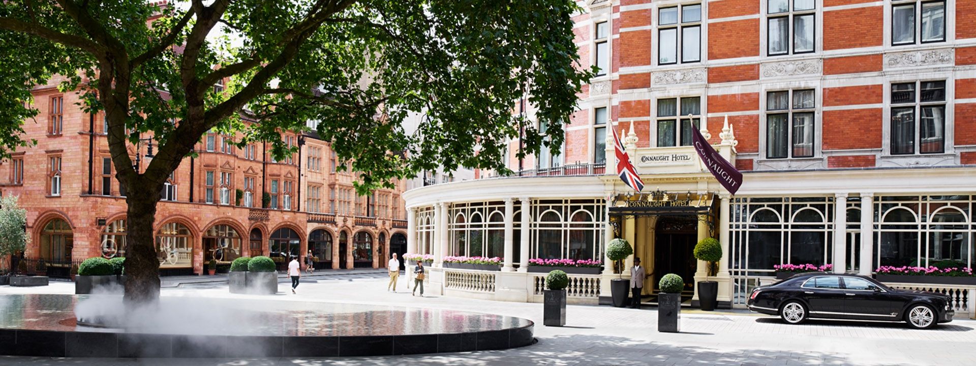 У лондонському готелі клієнтам дають поносити плащі за майже дві тисячі доларів