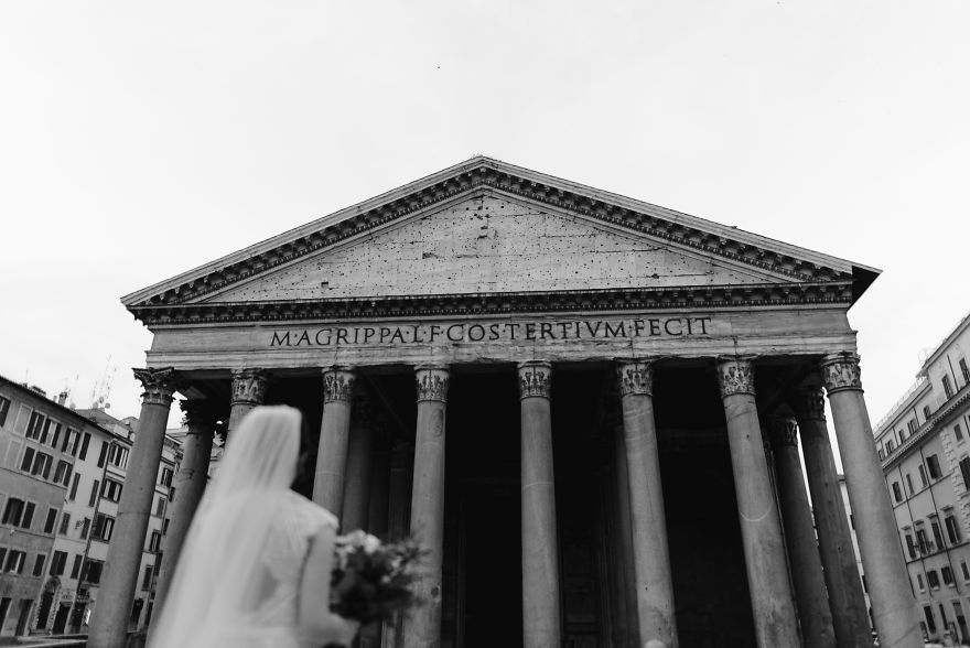 Фотограф показав весілля у безлюдному Римі: ефектні кадри
