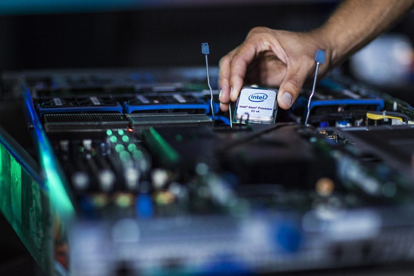 Глава Intel покинув свій пост через заборонені стосунки