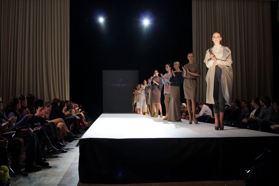 Моделі насмішили мережу дивною ходою по подіуму: кумедне відео