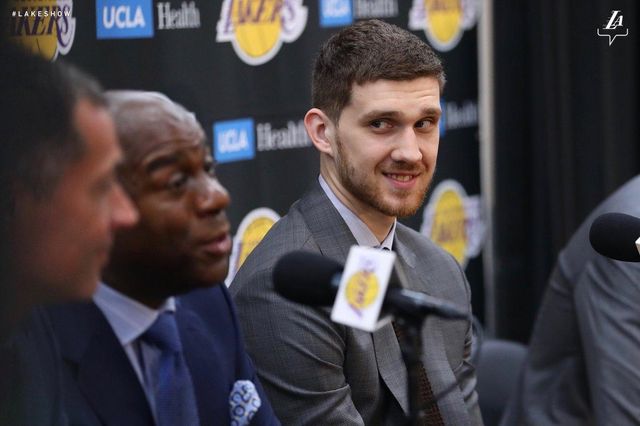 Як українського баскетболіста презентували у Лос-Анджелес Лейкерс - фото 258618