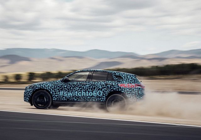 Mercedes-Benz показав нові фотографії першого електрокросовера - фото 256995