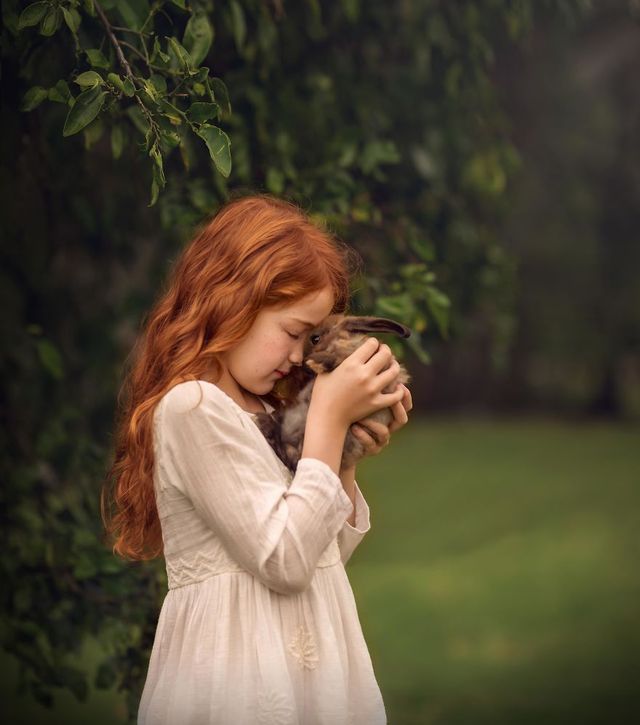Рудоволоса дівчинка і тварини: казкові фото - фото 252172