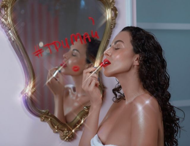 Гола і мокра Настя Каменських представила спокусливе відео на українську пісню