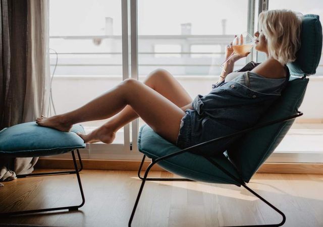 Домашнє розпивання алкоголю у спідній білизні отримало свою назву - фото 253731