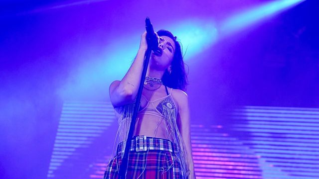 Дуа Ліпа похизувалася топом від українського дизайнера - фото 252799