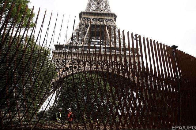 Ейфелеву вежу захистять стіною від терактів - фото 255905
